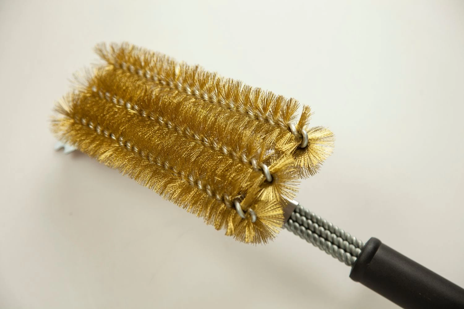 Grillfürst Grillbürste Messing Für Gusseisen Roste, Mit Langem 3-fach Bürstenkopf Und Schaber – Bild 2