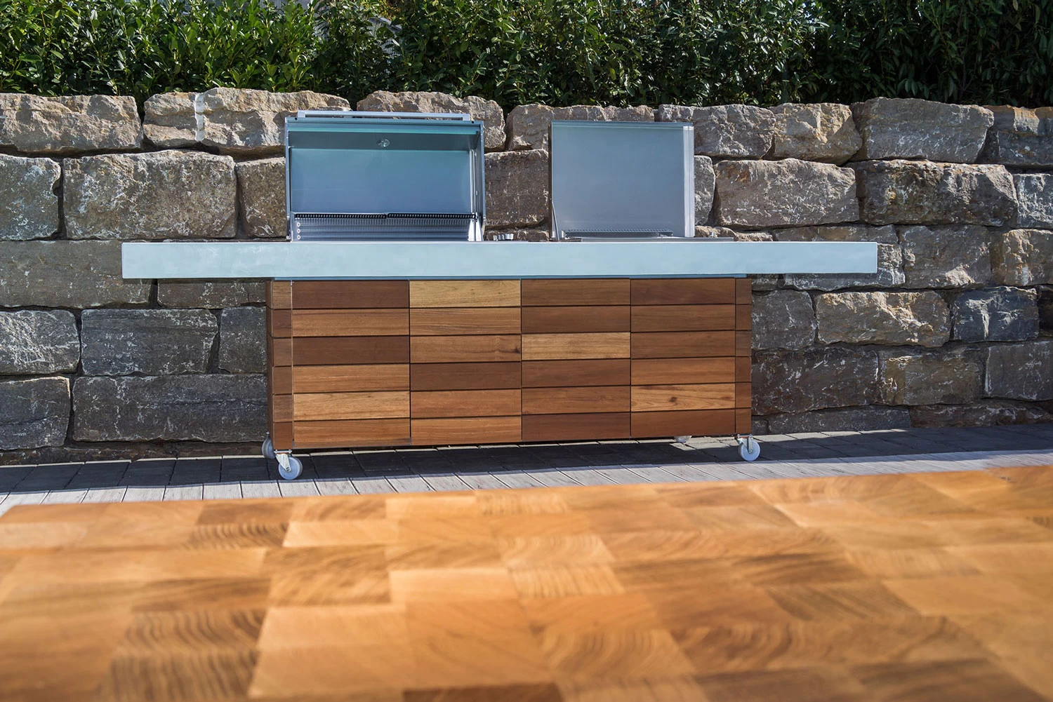 Grillfürst Outdoor Küche Mit Beton-Arbeitsplatte Und HPL-Unterschrank - Mit Edler Holzverkleidung (300 Cm X 80 Cm) - Mit Einbaugrill Und Planchagrill