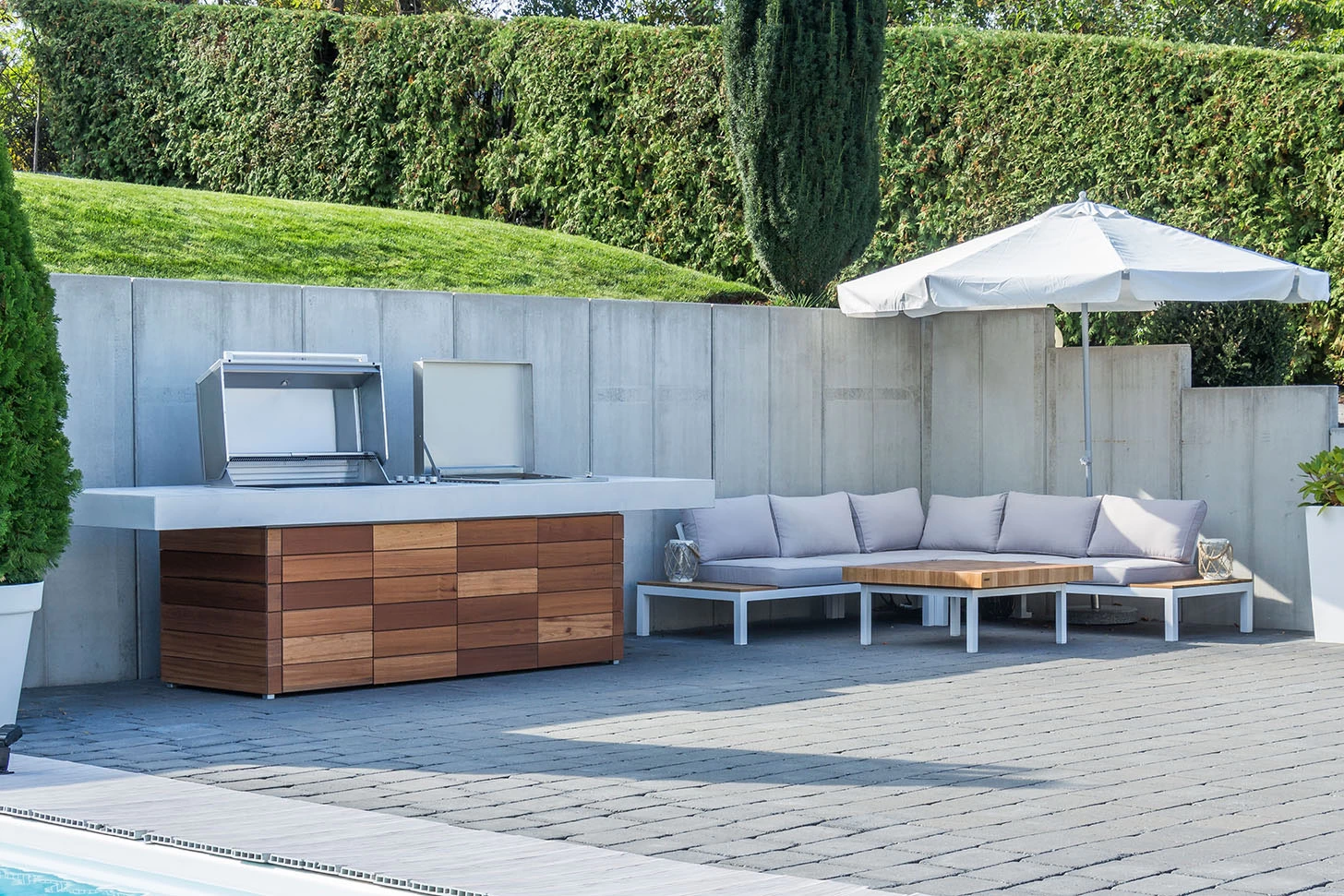 Grillfürst Outdoor Küche Mit Beton-Arbeitsplatte Und HPL-Unterschrank - Mit Edler Holzverkleidung (300 Cm X 80 Cm) - Mit Einbaugrill Und Planchagrill – Bild 4